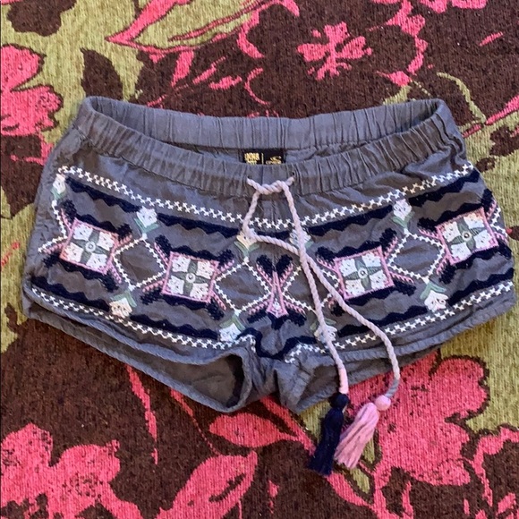 Embroidered shorts with tasseled drawstring - Picture 2 of 3